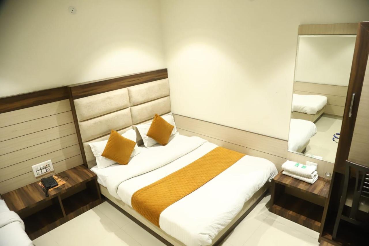 Hotel Malhotra Inn 50 Meter From Golden Temple Amritsar Zewnętrze zdjęcie